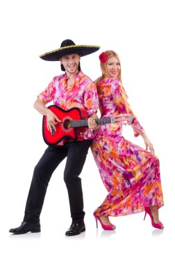 İspanyol çift gitar çalıyor ve dans ediyor.