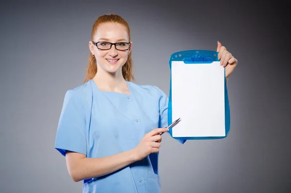 Jeune femme médecin avec livre — Photo