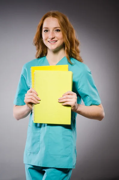 Mujer joven médico con libro — Foto de Stock