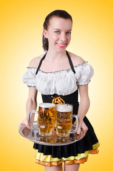 Jeune serveuse avec bière sur blanc — Photo