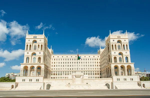Huis van de regering op heldere zomerdag in Baku, Azerbaijan — Stockfoto