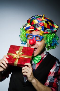 Kırmızı hediye kutusu olan komik bir palyaço.
