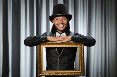 Tiyatro maskesiyle komik bir kavram.