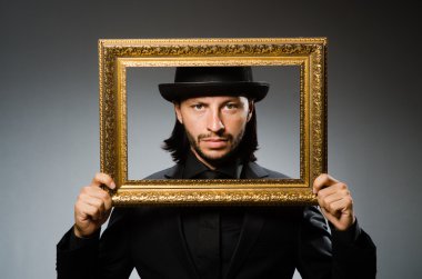 adam iyi adam hat ve resim çerçevesi