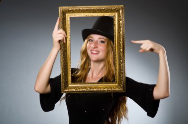 Klasik şapkalı ve çerçeveli bir kadın.