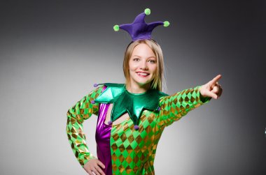 Renkli kostümlü komik palyaço.