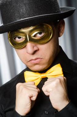 Tiyatro maskesiyle komik bir kavram.