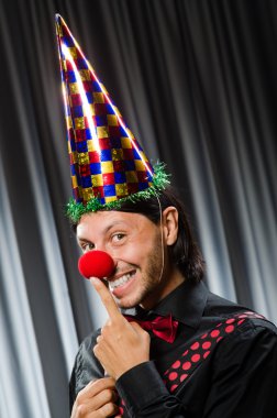  Komik bir palyaço perdeye karşı komik bir konsept