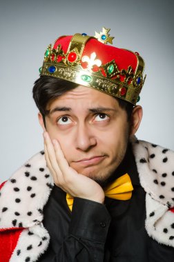 Taç takan komik bir adam.