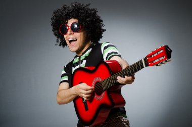 Adam komik saç kesimi ile