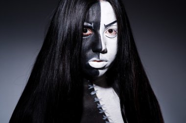 Cadılar Bayramı kavramı ile korkunç kadın