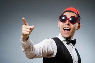 Geleneksel Türk şapkası takan adam.