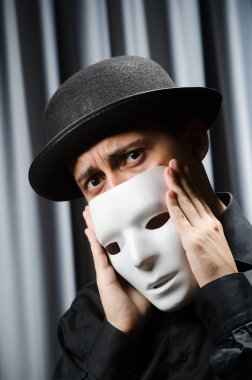 Tiyatro maskesiyle komik bir kavram.