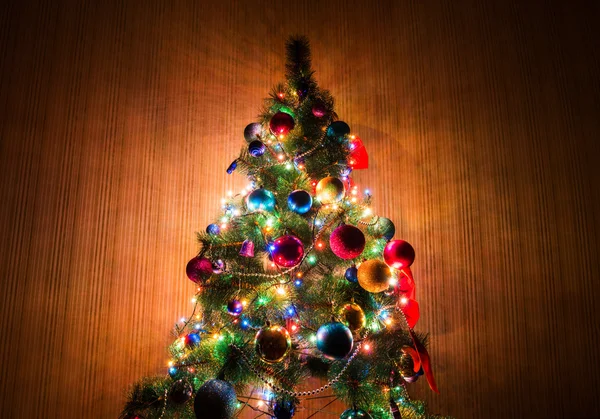 Albero di Natale in camera oscura — Foto Stock