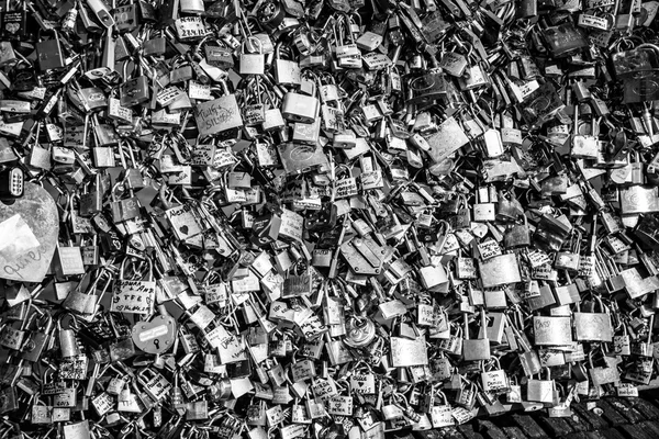Locks of love at Paris bridge — Stock Photo, Image