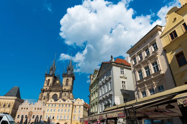 Uitzicht op Praag op heldere zomerdag — Stockfoto