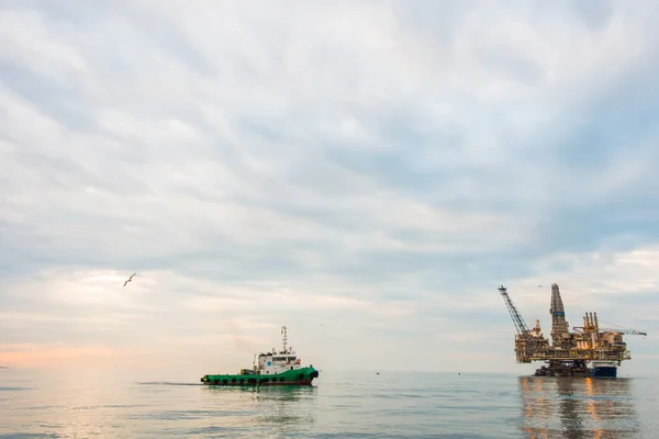 Plataforma de plataforma petrolera en el mar tranquilo — Foto de Stock