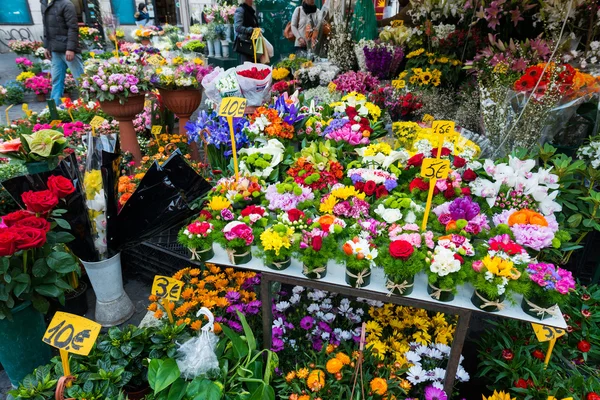 Loja de flores de rua com flores coloridas — Fotografia de Stock