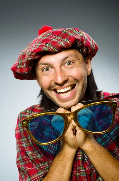 Смешной шотландец в традиционной одежде — стоковое фото
