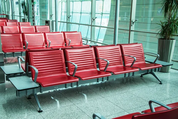 Stoelen in de lounge van de luchthaven — Stockfoto