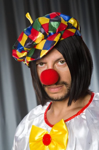 Trauriger Clown vor grauem Hintergrund — Stockfoto