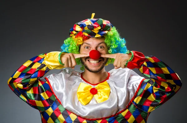 Lustiger Clown im bunten Kostüm — Stockfoto