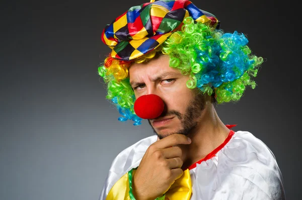 Lustiger Clown im bunten Kostüm — Stockfoto