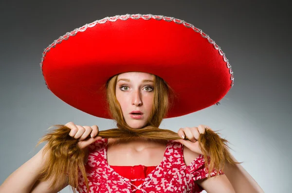 Mujer mexicana vistiendo sombrero rojo —  Fotos de Stock