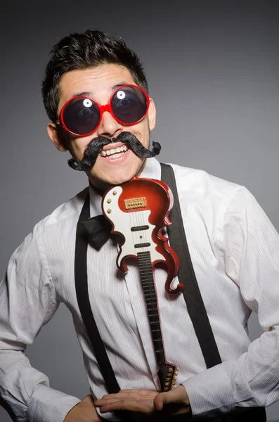 Homme drôle avec mini guitare — Photo