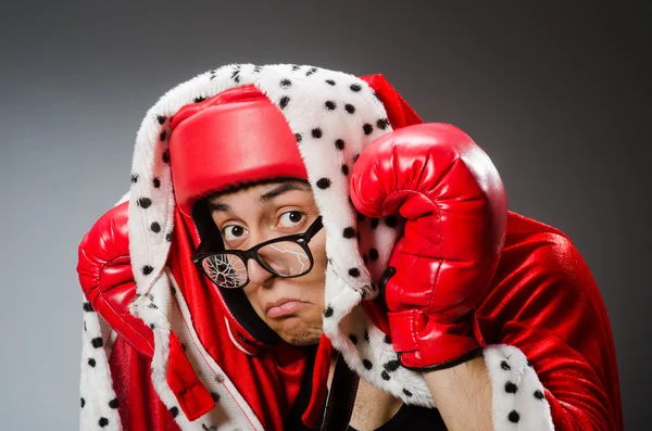 Boxer engraçado com luvas vermelhas contra fundo escuro — Fotografia de Stock