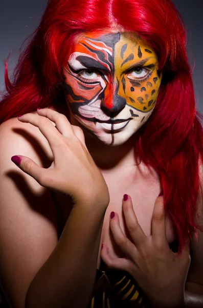Femme avec visage de tigre — Photo