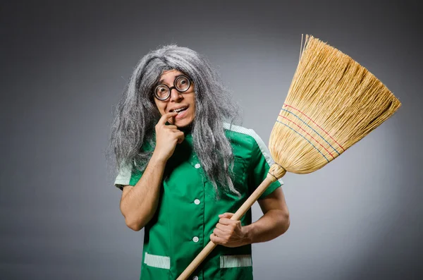 Hombre divertido con cepillo y peluca — Foto de Stock