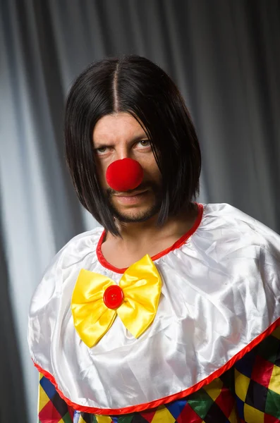 Trauriger Clown vor grauem Hintergrund — Stockfoto