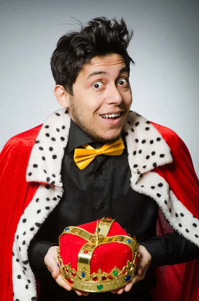 Concepto con el hombre divertido con corona — Foto de Stock