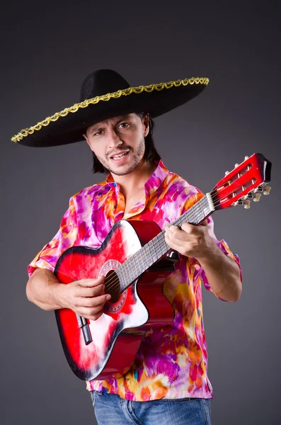 Homem vestindo sombrero com guitarra — Fotografia de Stock