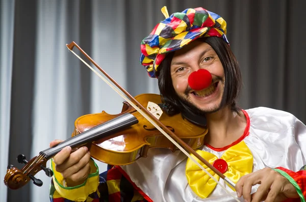 滑稽小丑把小提琴靠在窗帘上 — 图库照片