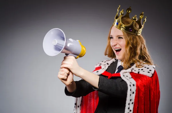 Reina hombre de negocios con altavoz en concepto divertido —  Fotos de Stock