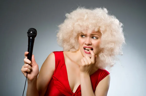 Femme avec microphone — Photo