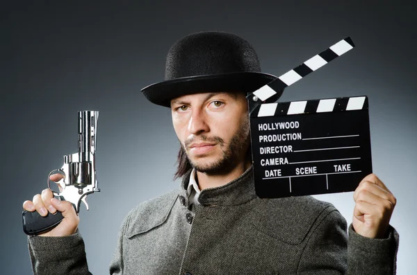 枪和电影隔板的男人 — 图库照片