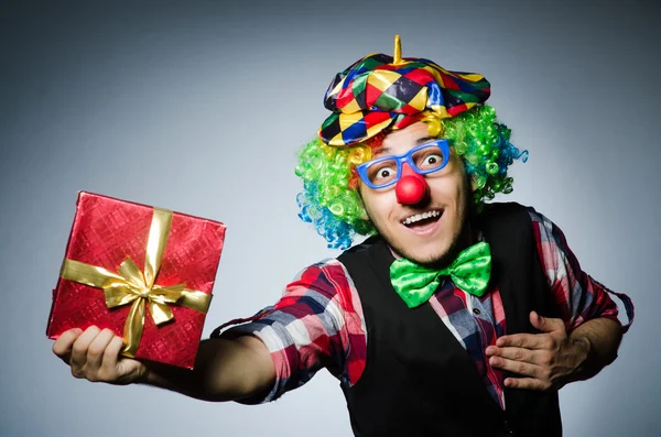 有趣的小丑和红色礼品盒 — 图库照片