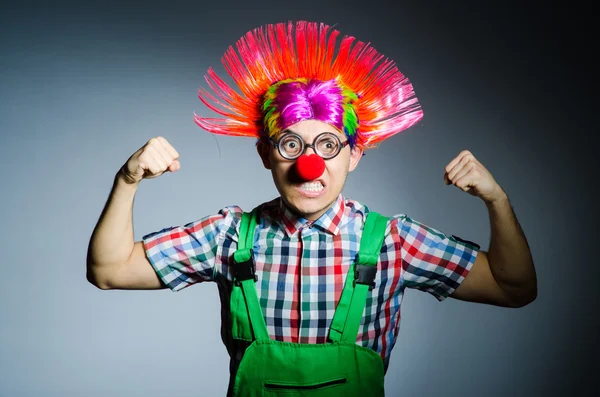 Śmieszny klaun na szarym tle — Zdjęcie stockowe