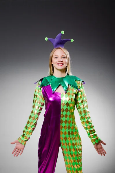 Vtipný klaun v barevném kostýmu — Stock fotografie