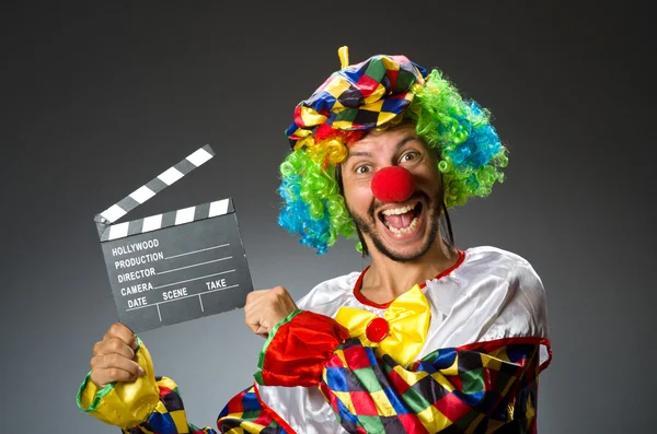 Clown met film clapper board — Stockfoto