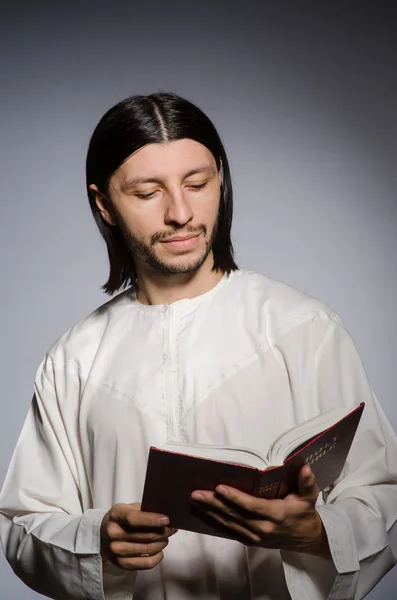 Sacerdote homem no conceito religioso — Fotografia de Stock