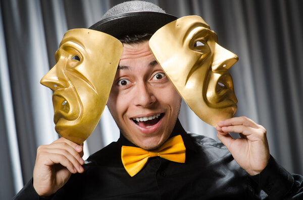 Забавная концепция с театральной маской