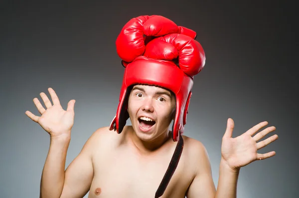 Boxeador divertido contra fondo oscuro — Foto de Stock