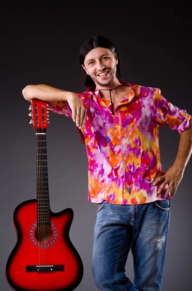 Hombre usando sombrero con guitarra — Foto de Stock