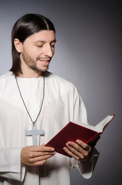 Sacerdote hombre en concepto religioso — Foto de Stock