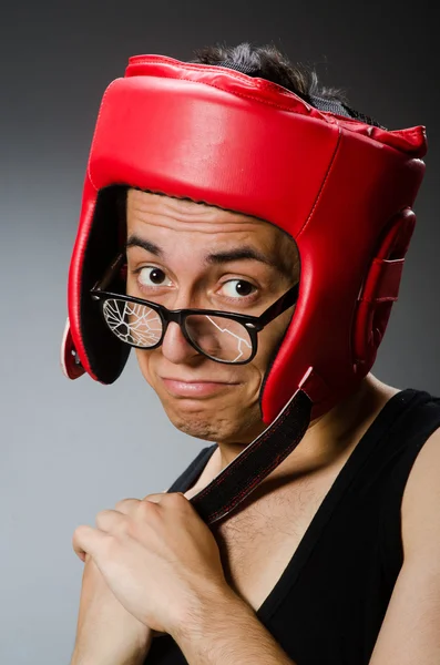 Boxer drôle avec des gants rouges sur fond sombre — Photo