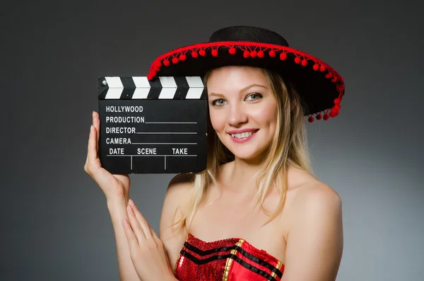 Lustige mexikanische Frau mit Sombrero und Filmklappe — Stockfoto